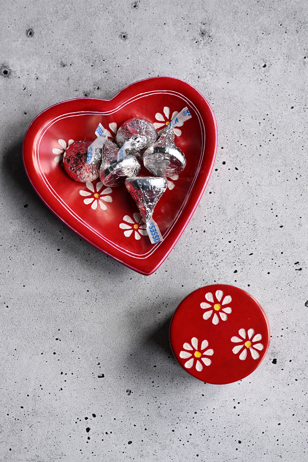 Red Daisy Print Heart-Shaped Soapstone Dish